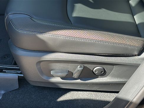 New 2025 Nissan Pathfinder SL image 12