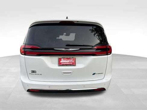 Used 2024 Chrysler Pacifica Limited FWD image 4