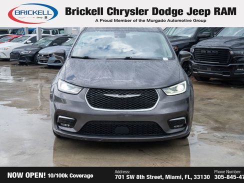 Used 2021 Chrysler Pacifica Touring image 2