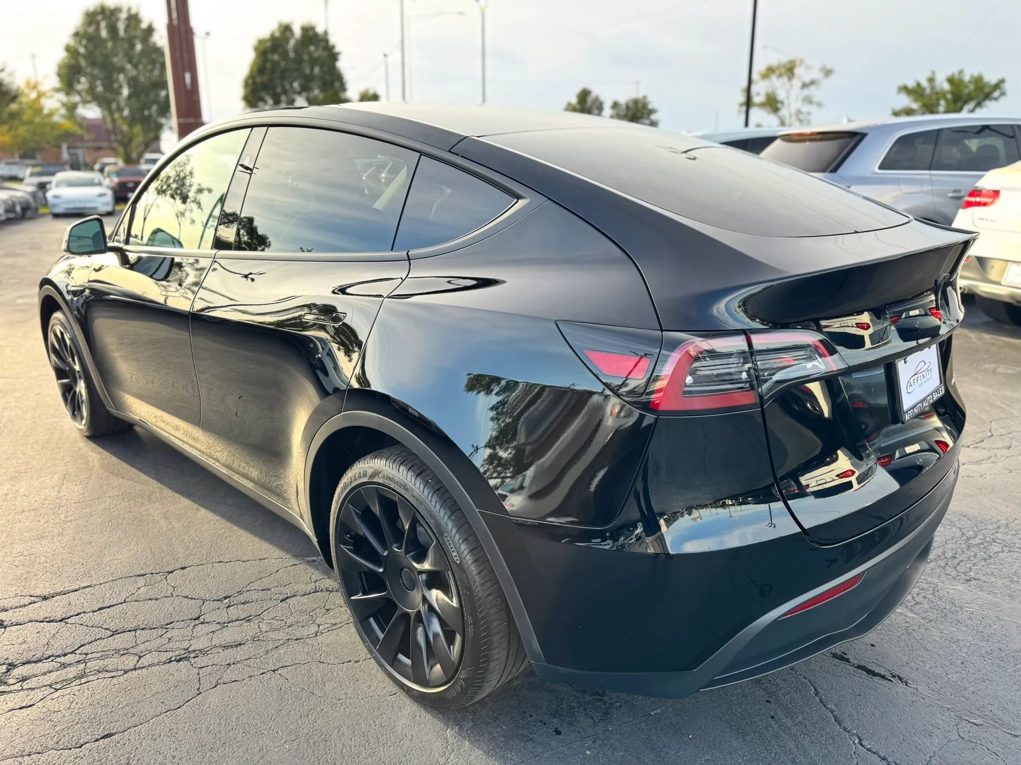 Used 2024 Tesla Model Y Long Range AWD/4WD image 3