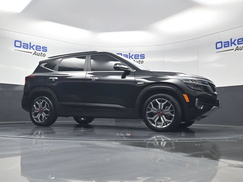 Certified 2022 Kia Seltos SX w/ Sunroof Package AWD/4WD image 41