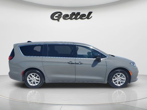 Used 2025 Chrysler Pacifica Select image 11