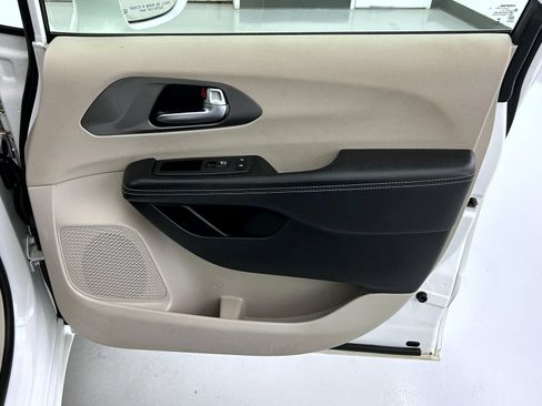 Used 2022 Chrysler Pacifica Touring-L FWD image 16