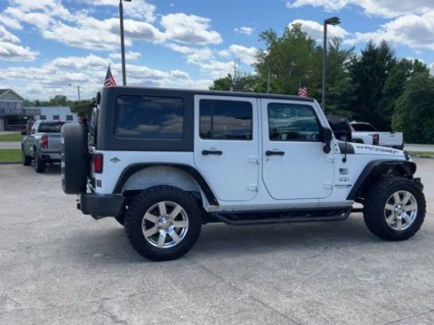 Used 2018 Jeep Wrangler Unlimited Sahara w/ Connectivity Group AWD/4WD image 9