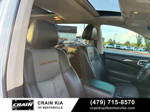 Used 2020 Nissan Pathfinder SL FWD image 9