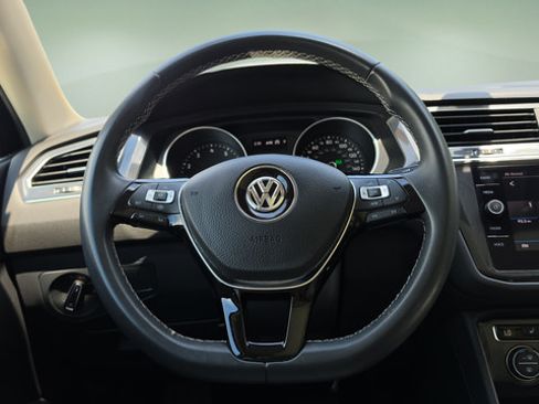 Used 2021 Volkswagen Tiguan SE w/ Panoramic Sunroof Package AWD/4WD image 9