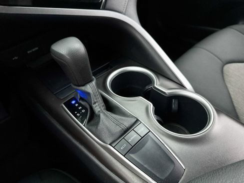 Used 2022 Toyota Camry LE w/ Carpet Mat Package (TMS) FWD image 25