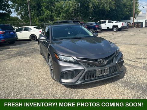 Used 2022 Toyota Camry SE FWD image 1