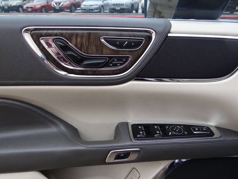 Used 2017 Lincoln Continental Reserve image 13