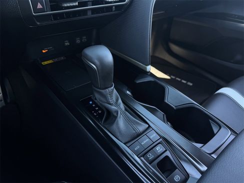 Used 2025 Toyota Camry SE w/ Convenience Package image 20