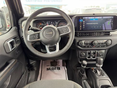Used 2025 Jeep Wrangler Unlimited Sahara AWD/4WD image 16