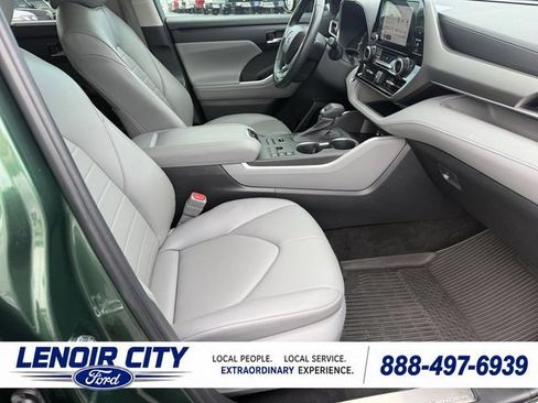 Used 2023 Toyota Highlander XLE AWD/4WD image 12