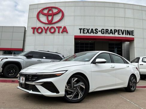 Used 2025 Hyundai Elantra SEL FWD image 2