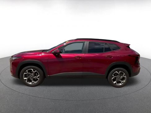 Used 2025 Chevrolet Trax LT FWD image 8