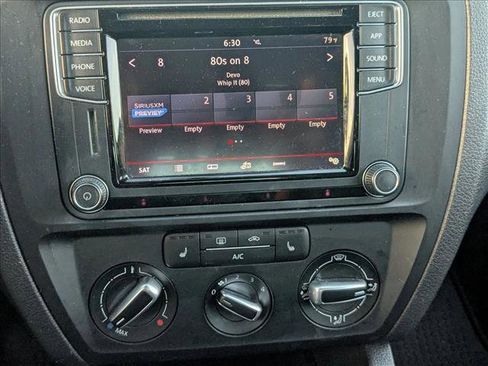Used 2018 Volkswagen Jetta SE image 12