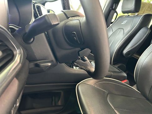 Used 2022 Chrysler Pacifica Limited w/ Uconnect Theater Family Group FWD image 49