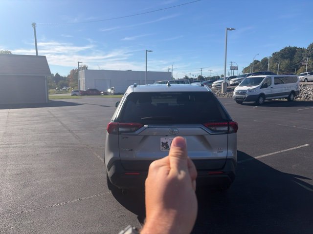 Used 2019 Toyota RAV4 LE AWD/4WD image 4