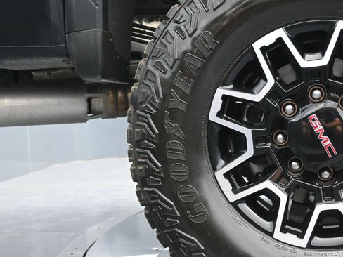 Used 2025 GMC Sierra 2500 AT4X image 41