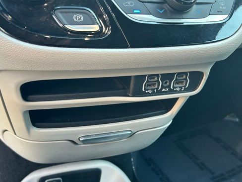 Certified 2023 Chrysler Pacifica Touring-L FWD image 22