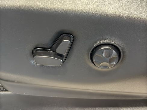 Used 2023 Chrysler Pacifica Touring-L image 18