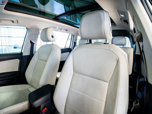 Used 2020 Volkswagen Tiguan SE w/ Panoramic Sunroof Package image 37