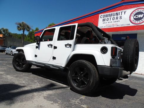 Used 2015 Jeep Wrangler Unlimited Sahara w/ Connectivity Group AWD/4WD image 18