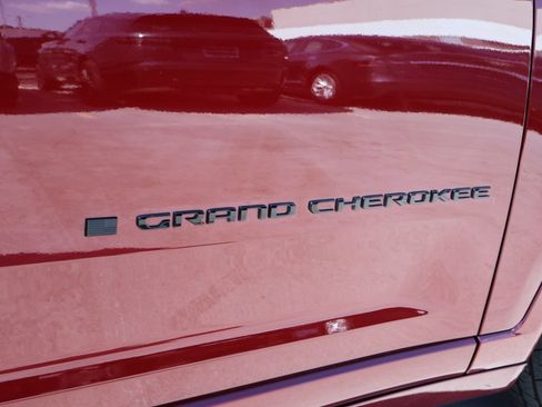 Used 2025 Jeep Grand Cherokee Summit w/ Obsidian Package AWD/4WD image 9