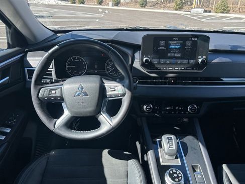 Used 2023 Mitsubishi Outlander SE Black Edition image 17