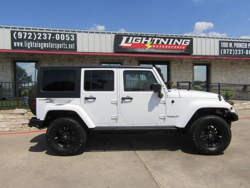 Used 2017 Jeep Wrangler Unlimited Sahara AWD/4WD image 5