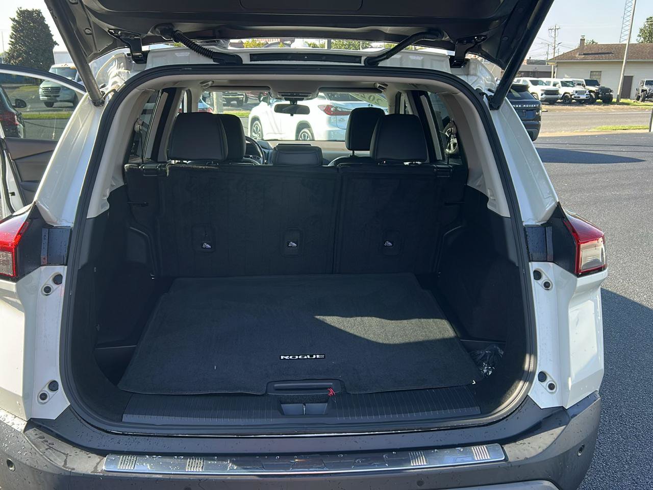 Used 2023 Nissan Rogue SV w/ SV Premium B Package FWD image 13