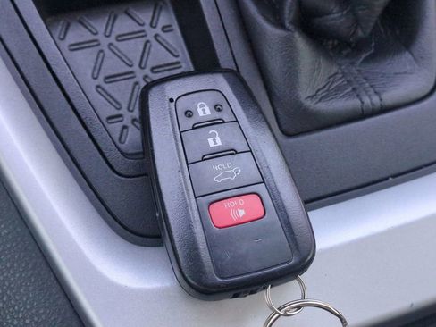 Used 2021 Toyota RAV4 XLE Premium image 29