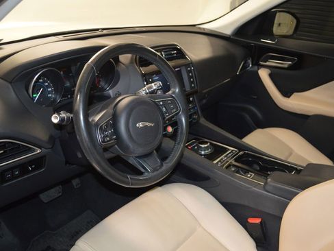 Used 2018 Jaguar F-PACE Premium image 15