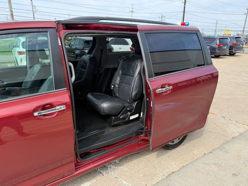 Used 2018 Toyota Sienna SE image 21