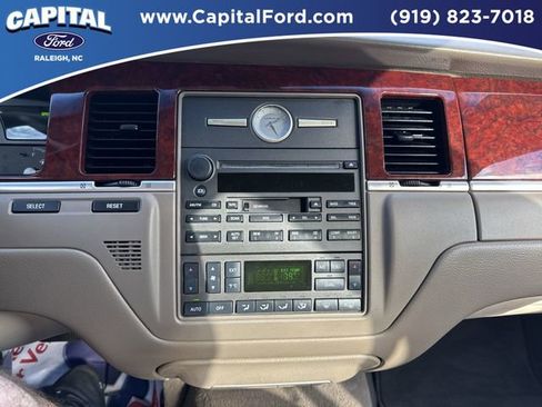 Used 2004 Lincoln Town Car Signature image 25