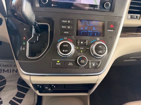 Used 2018 Toyota Sienna XLE w/ XLE Navigation Package FWD image 27