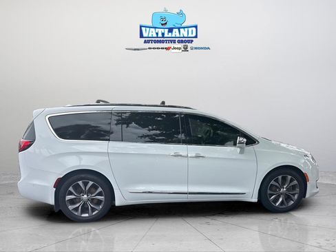 Used 2020 Chrysler Pacifica Limited w/ Tire & Wheel Group FWD image 40