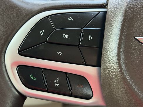 Used 2019 Chrysler Pacifica Touring-L FWD image 28