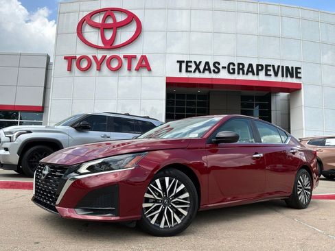 Used 2025 Nissan Altima 2.5 SV FWD image 2