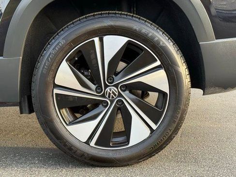 Used 2024 Volkswagen Taos SE image 17