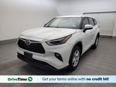 Used 2022 Toyota Highlander LE FWD image 1