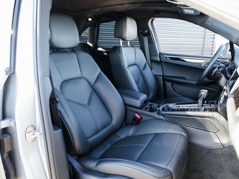 Certified 2025 Porsche Macan image 29