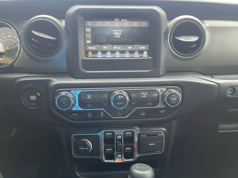 Used 2022 Jeep Gladiator Willys image 24