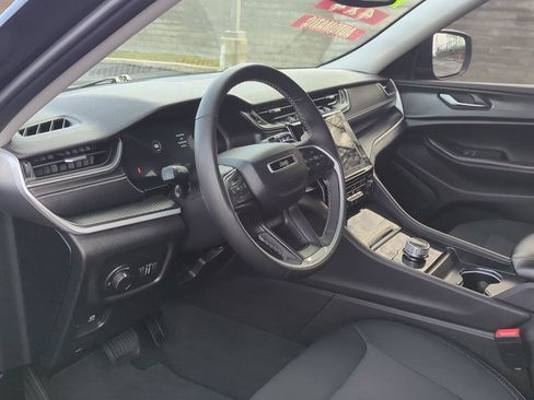 Used 2023 Jeep Grand Cherokee Laredo image 12