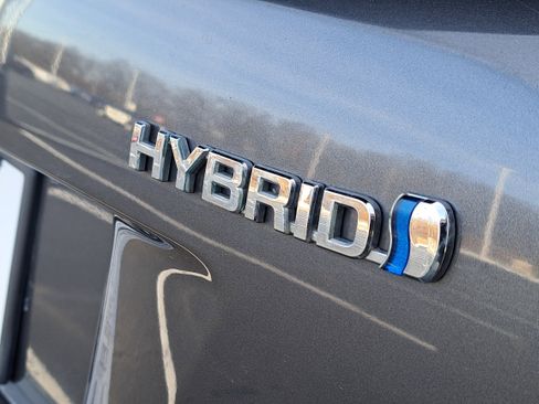 Used 2017 Toyota Prius Two image 6