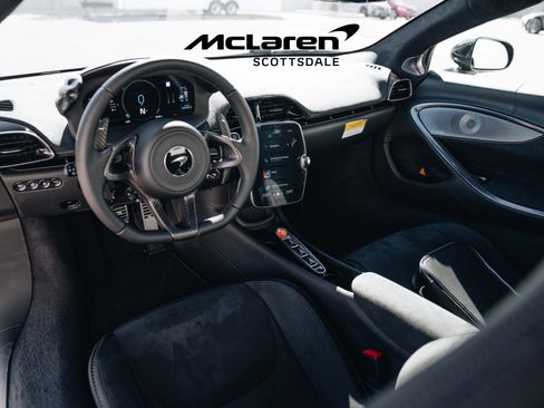 Used 2025 McLaren Artura Spider image 18