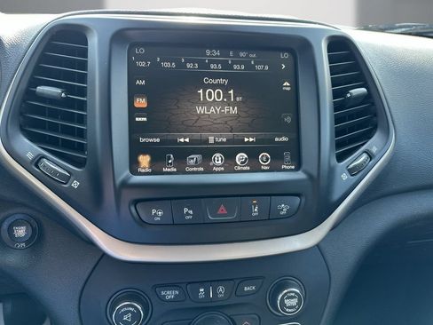 Used 2018 Jeep Cherokee Limited w/ Technology Group FWD image 18