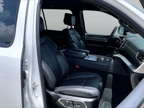 Used 2024 Jeep Wagoneer Series II w/ Flexible Seating Group RWD image 9