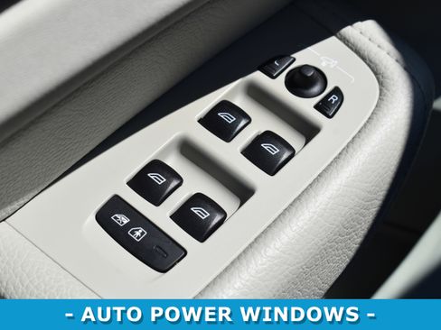 Used 2019 Volvo XC60 T8 Momentum w/ Advanced Package image 7