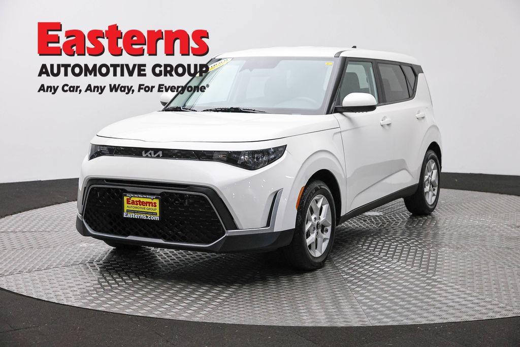 Used 2024 Kia Soul LX w/ Option Group 015 FWD image 1