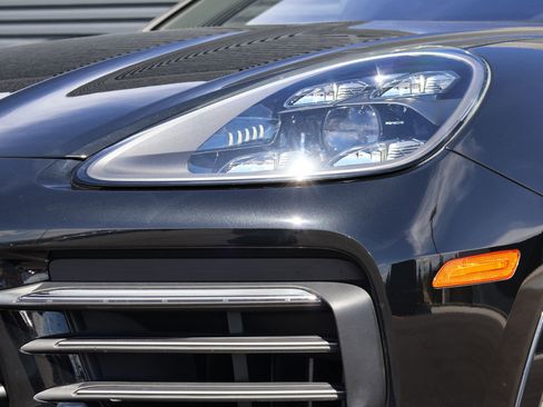 Certified 2023 Porsche Cayenne Platinum Edition AWD/4WD image 13